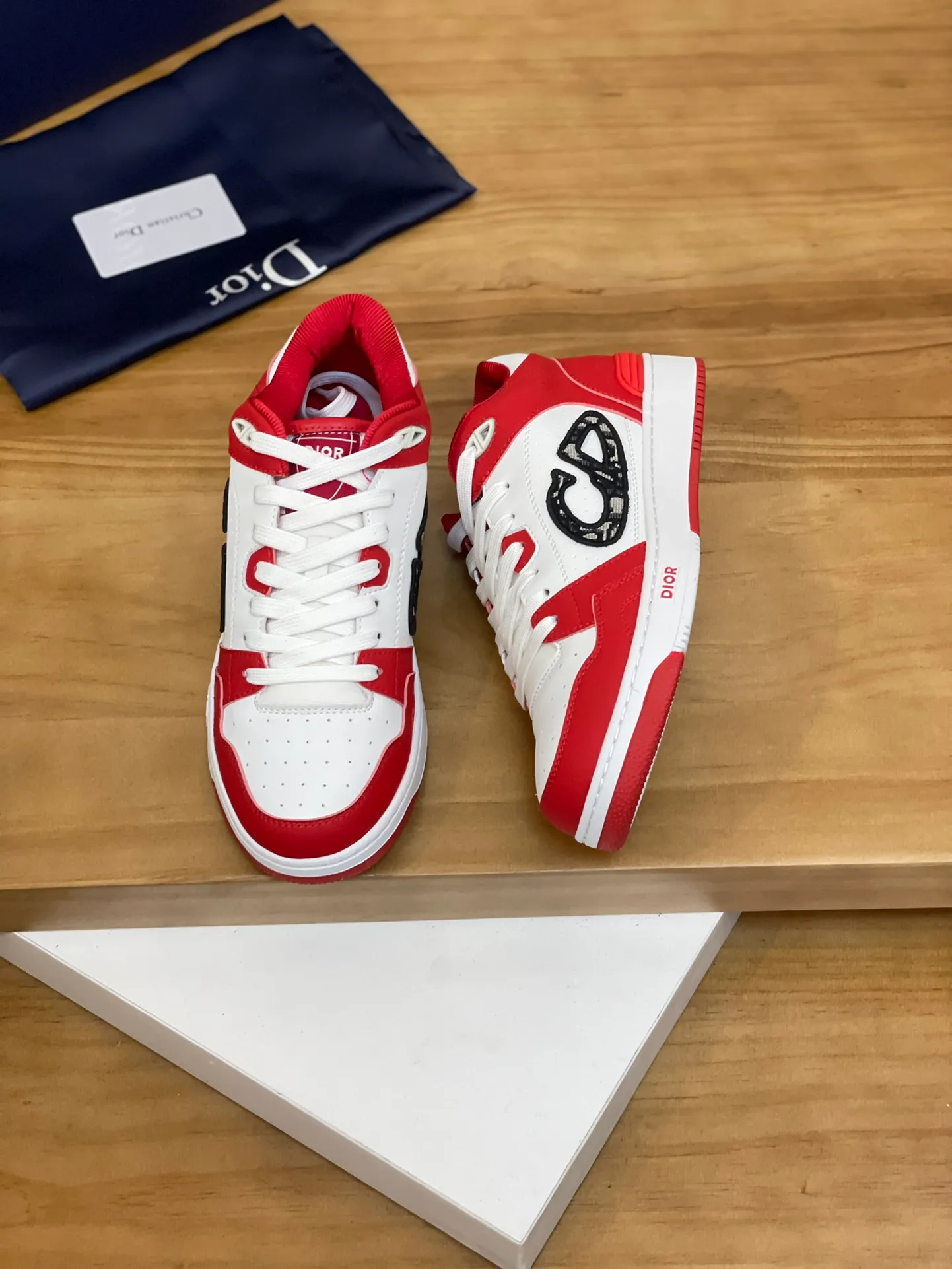 Men's shoes: 💰P440¥ Product trademark: Dior* "Dior*" high-top casual shoes Regular size: 38-44 (can be customized to 45.46) Product materials: Upper imported cowhide stitched with original fabric, breathable lining, original outsole. Number: 1006